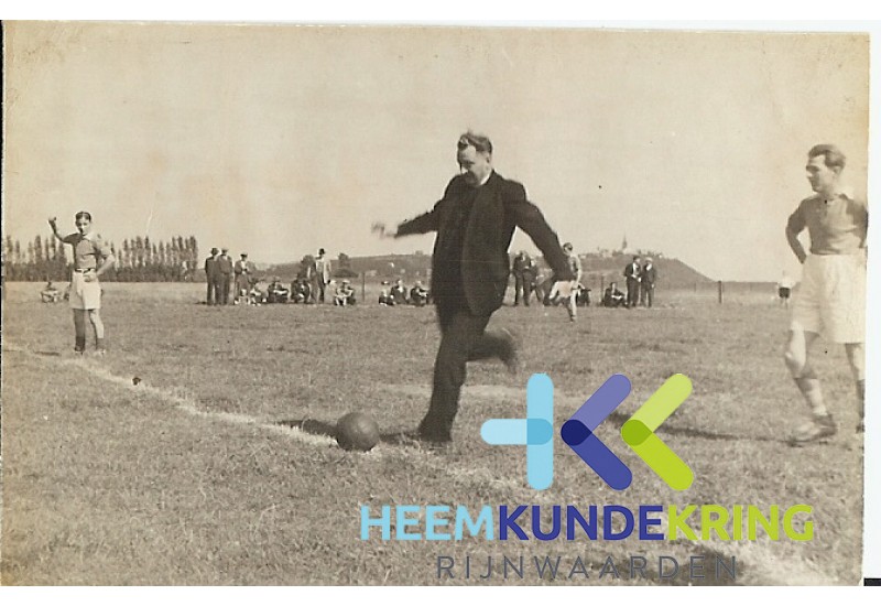1948 Opening terrein Eltenseweg met wethouder Hendriks en spelers C.Kuppens en W.Meijer jongste spelers L.Boys. (2)